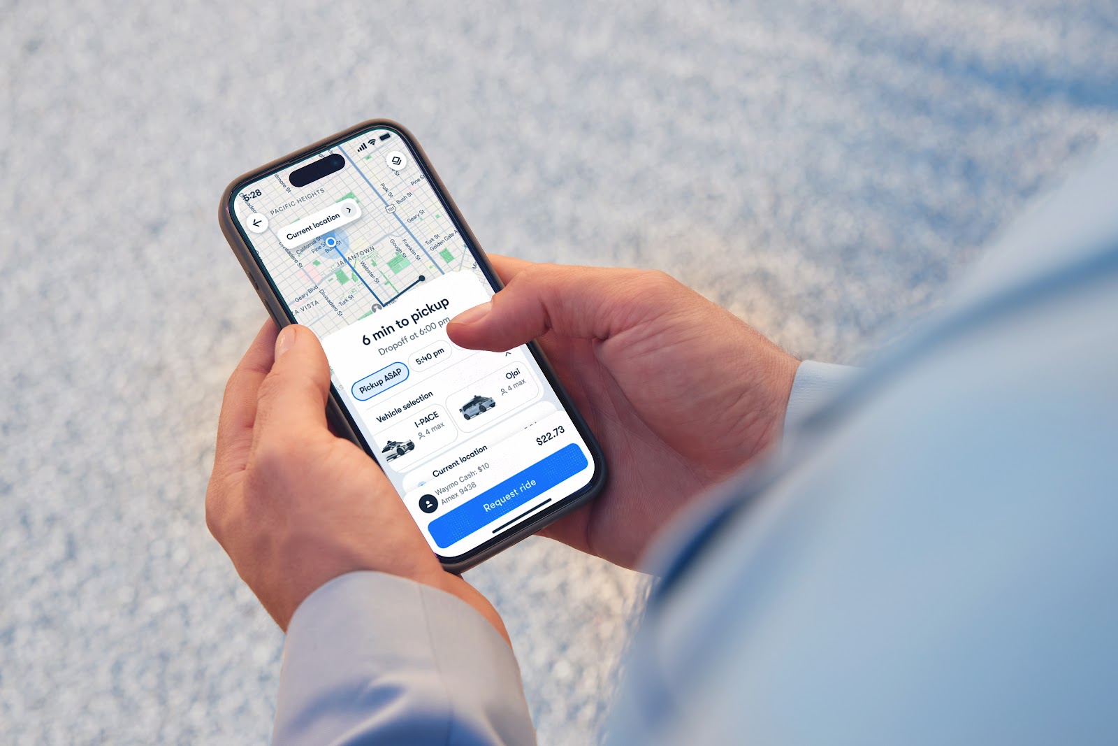تطبيق Waymo للركاب بعد إعادة تصميمه معروضًا على هاتف