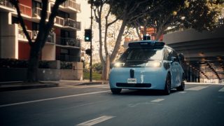 الواجهة الخارجية لسيارة الأجرة ذاتية القيادة Waymo Ojai، المصنعة من قبل Zeekr