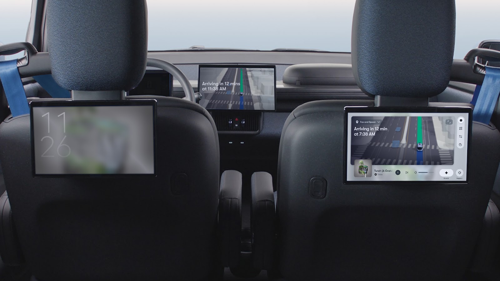 الداخلية لمركبة Waymo Ojai مع ثلاث شاشات تكيفية للمقاعد الخلفية