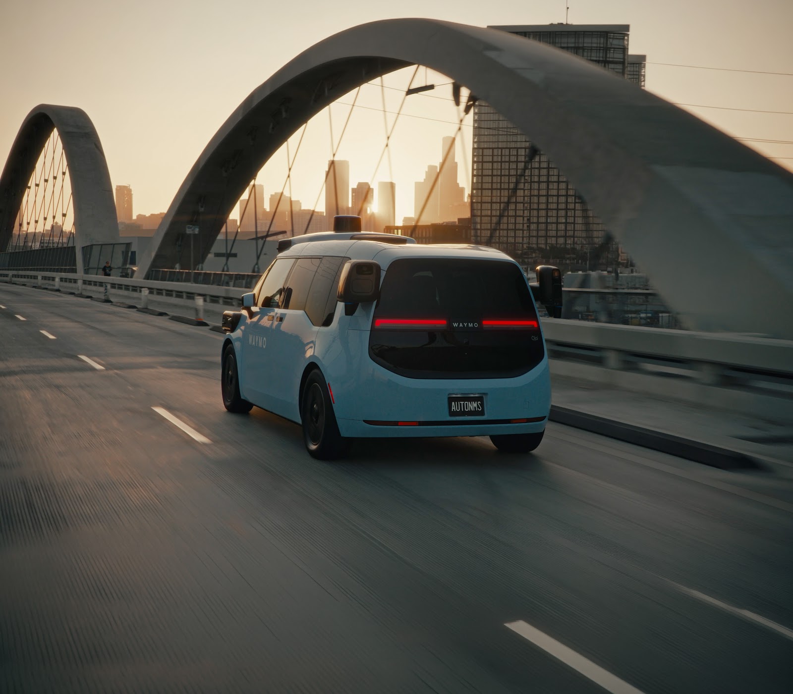 منظر خلفي لسيارة الأجرة الروبوتية Waymo Ojai