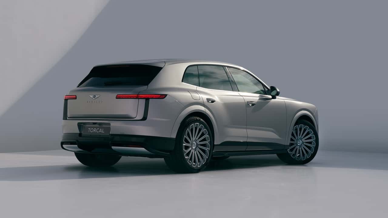 تصميم مشرق لسيارة Bentley Torcal SUV الكهربائية موديل 2028