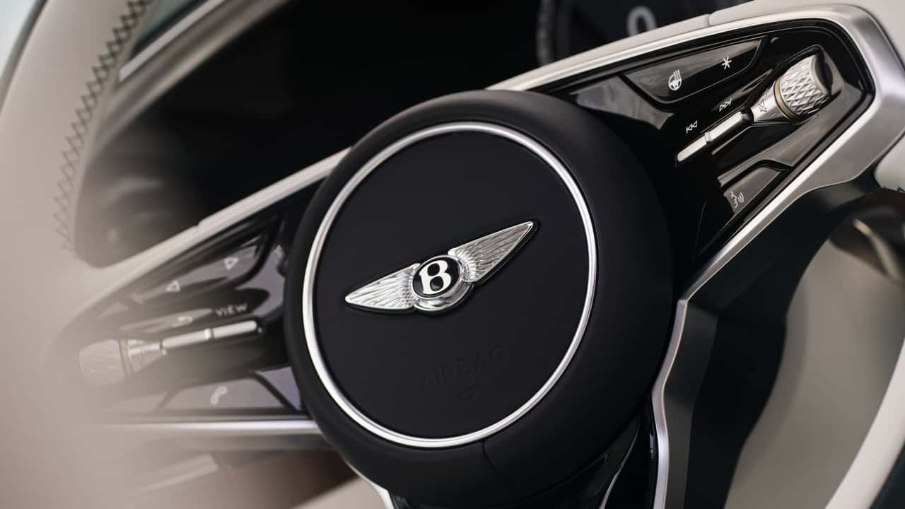 مواصفات تصميم Bentley Torcal الكهربائية SUV 2028 المشرقة