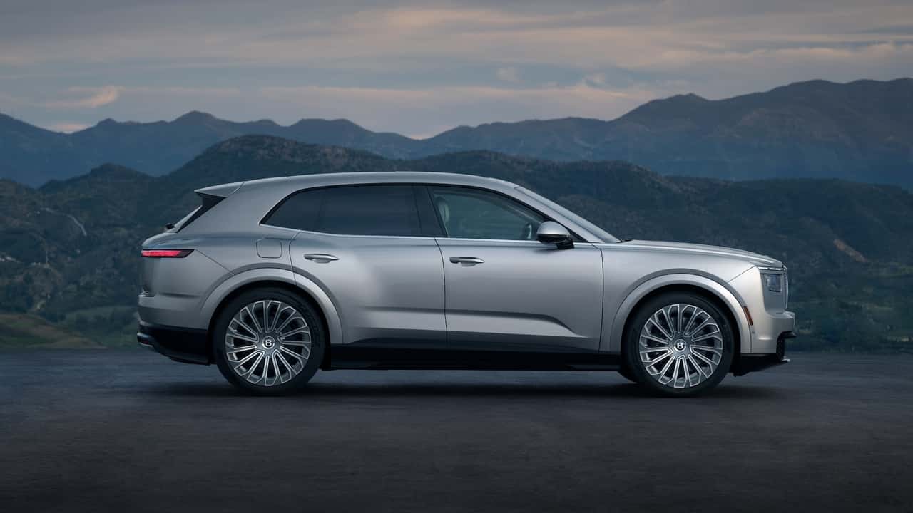 مواصفات تصميم Bentley Torcal الكهربائية SUV 2028 المشرقة