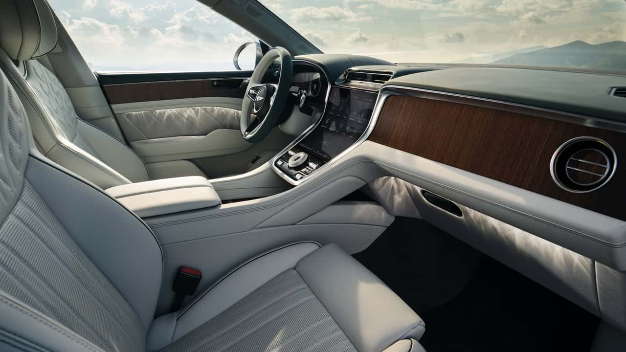 تصميم مشرق لسيارة بنتلي توركال الكهربائية SUV موديل 2028