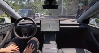 صورة لسيارة Tesla تستخدم نظام القيادة الذاتية FSD
