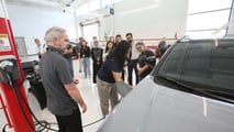 موظفو تويوتا خلال تدريب التحول الكهربائي