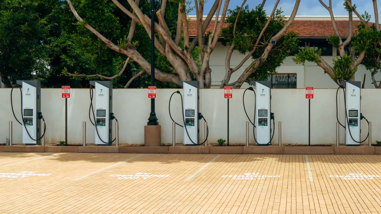 محطة شحن سريع بتيار مستمر كبيرة الحجم من Electrify America في سانتا باربرا، كاليفورنيا