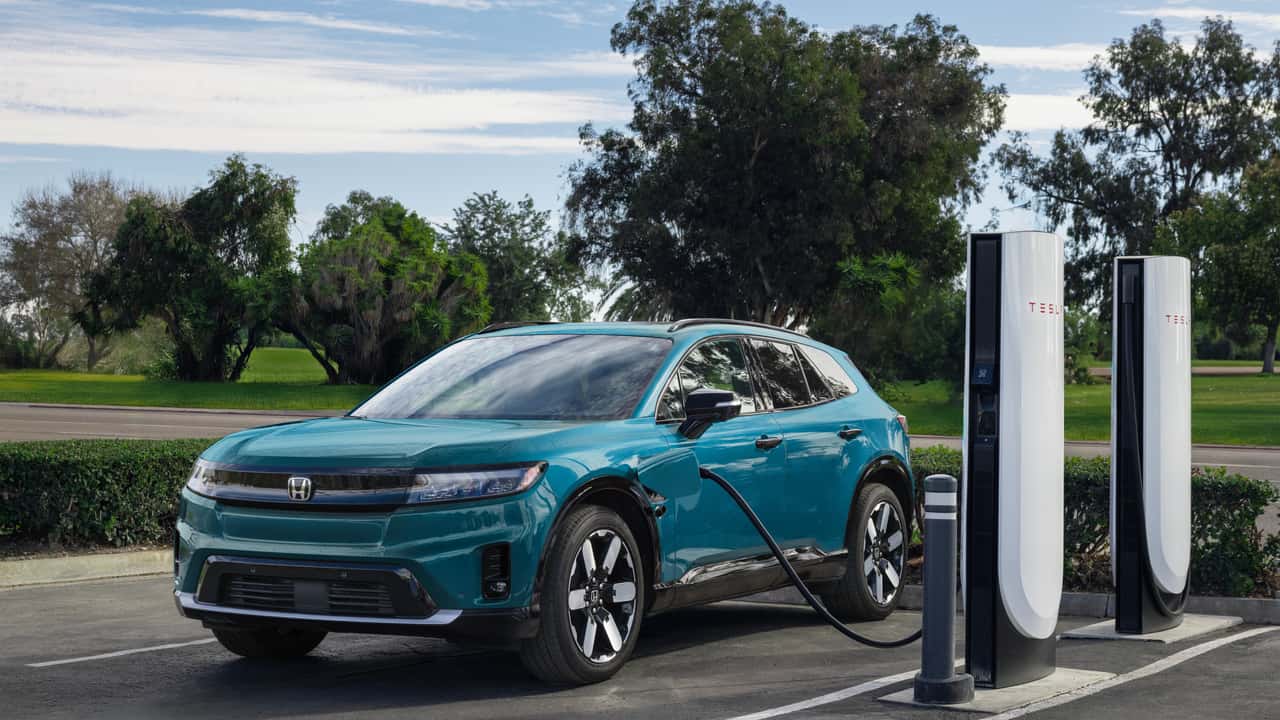 سيارة Honda Prologue تشحن في محطة Tesla Supercharger
