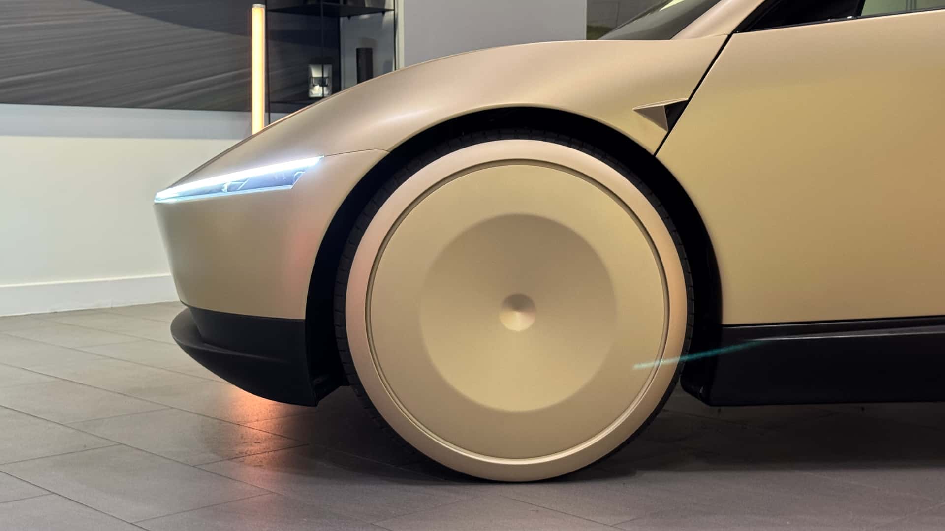 Tesla, lansmana hazırlık olarak Teksas'taki robotaksi filosuna Cybercab'i ekledi.