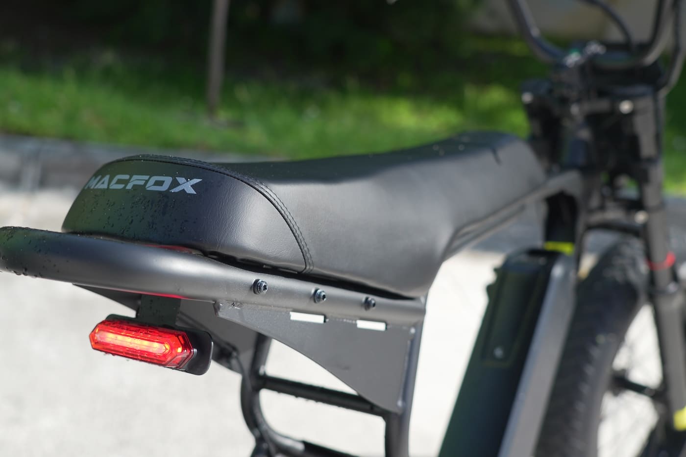 Электрический велосипед Macfox X1S отличается дизайном, сочетающим в себе элементы велосипеда и мотоцикла.