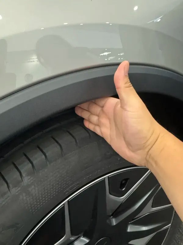 اختبار الأصابع لمشكلة تعليق Tesla Model Y L