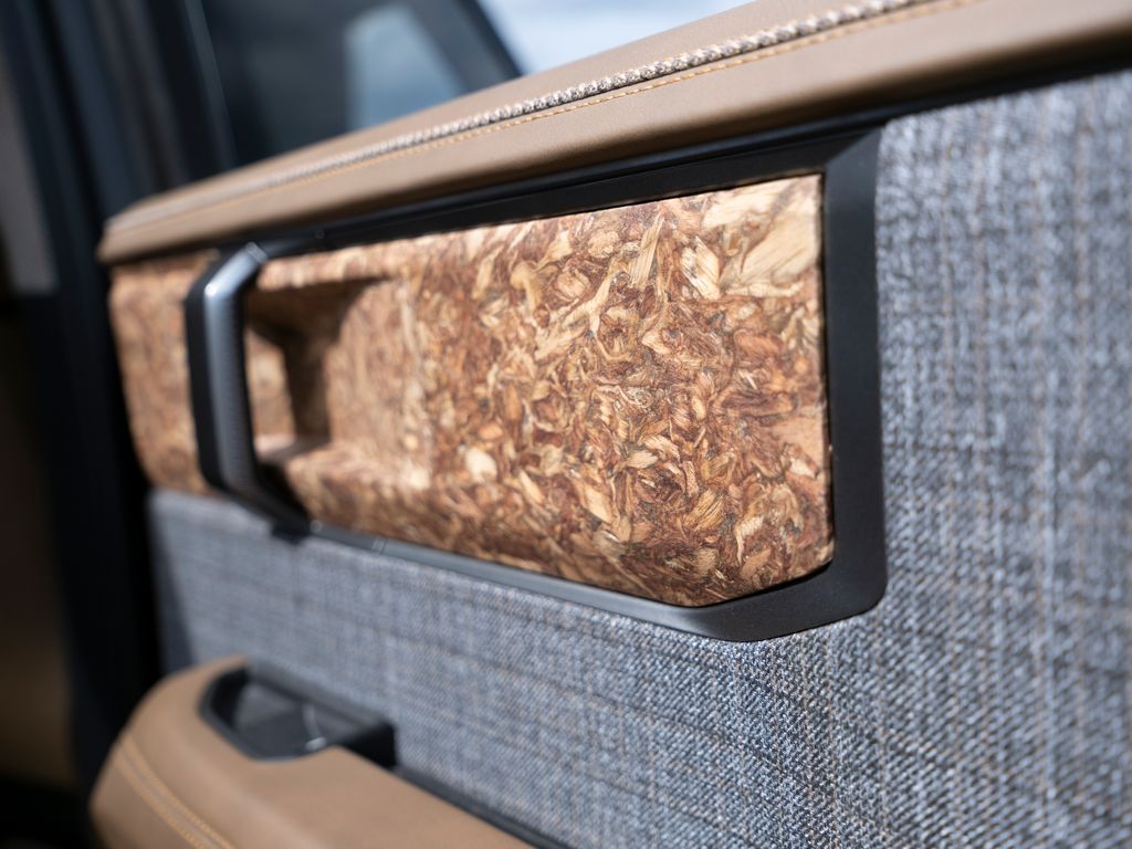 لقطة مقربة لتطعيمات الأبواب الخشبية في مفهوم Scout Motors Traveler Mountainside