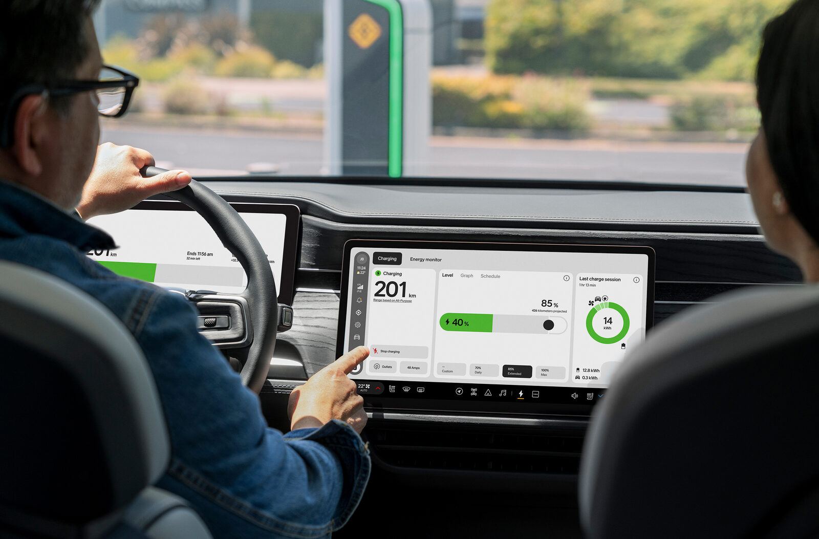 شاشة عرض Rivian داخل السيارة تُظهر شاشة مراقبة الشحن والطاقة في RivianOS 2