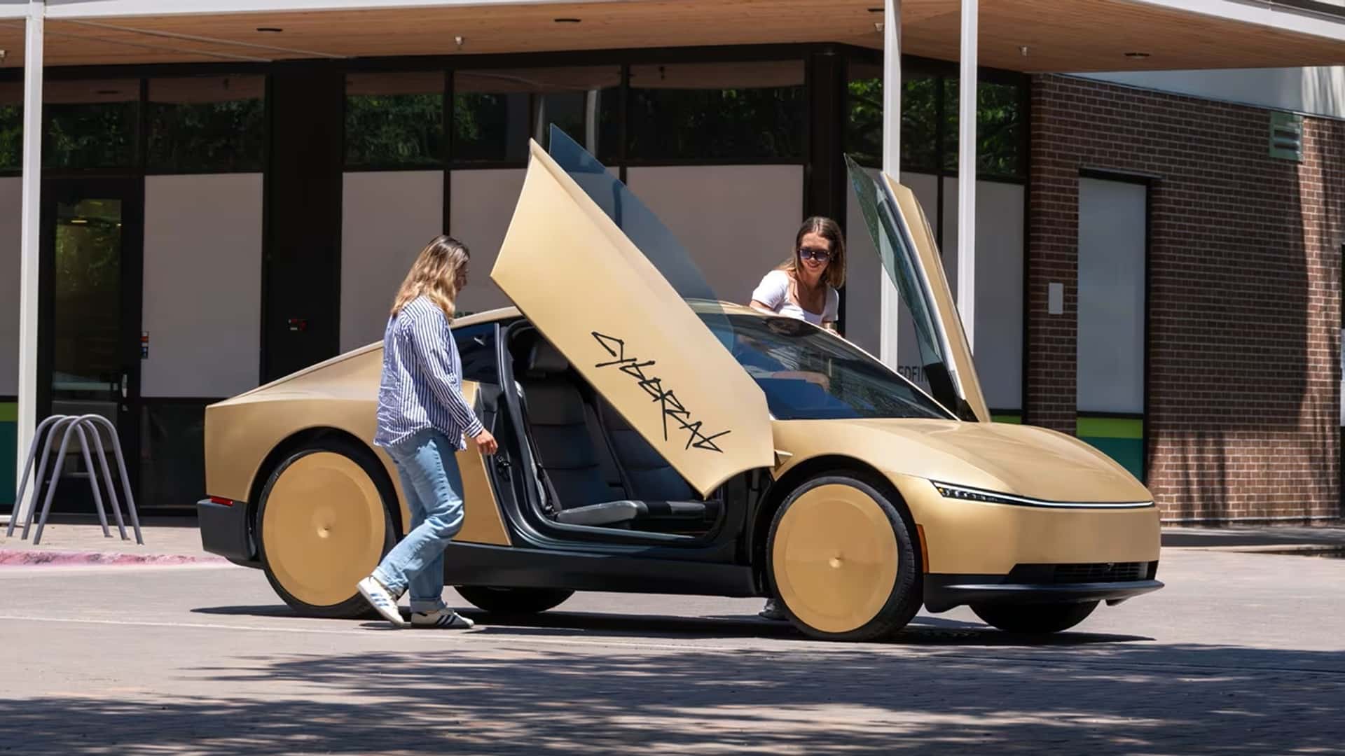 Tesla Cybercab находится под следствием из-за отсутствия рулевого колеса.