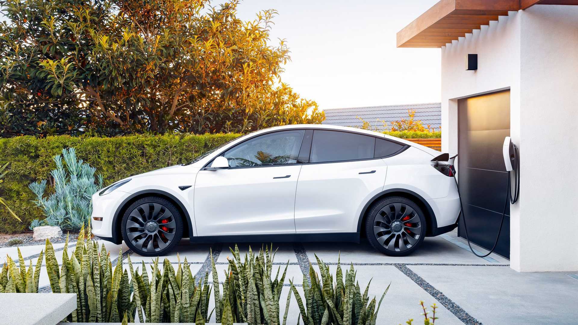 تسلا Model Y: 3 سنوات و100 ألف ميل بشحن سريع نادر