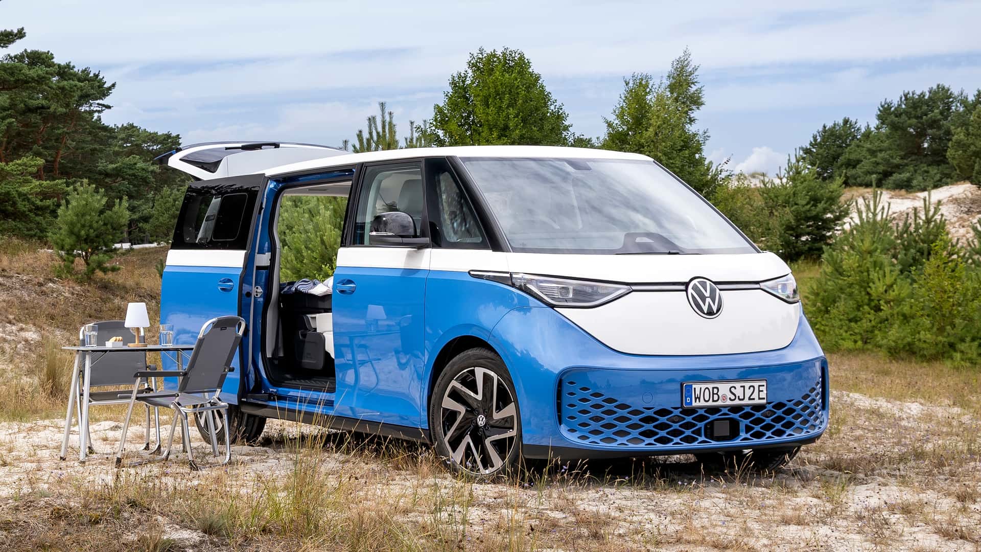 VW تحوّل ID. Buzz إلى فان تخييم كهربائي... والولايات المتحدة المحطة التالية.
