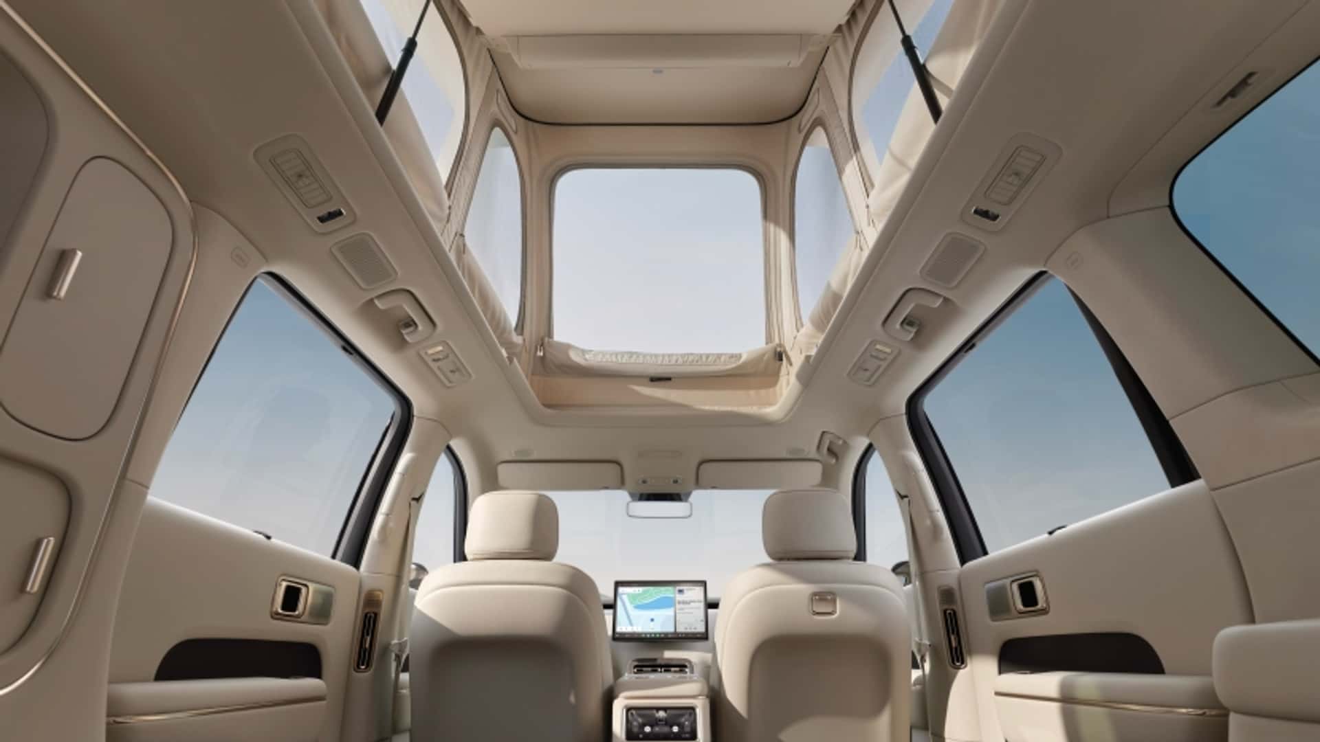أرضيات مدفأة، غرفة علوية، وتخزين مدمج: سيارة التخييم الكهربائية SkyNomad N90 Max Studio