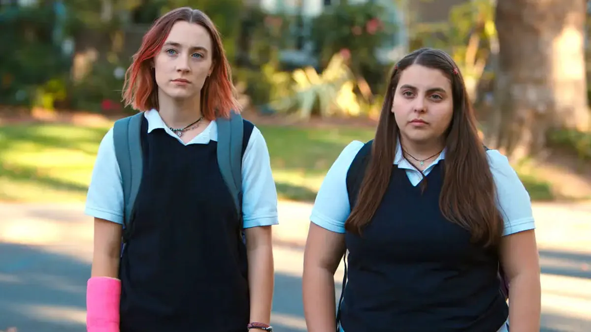 Saoirse Ronan and Beanie Feldstein in Lady Bird (2017)