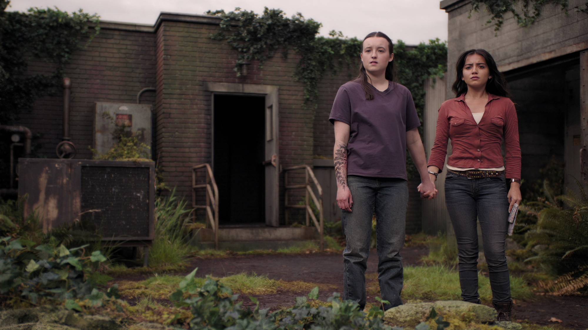 (L-R) Bella Ramsey as Ellie and Isabela Merced as Dina in "The Last of Us" season 2