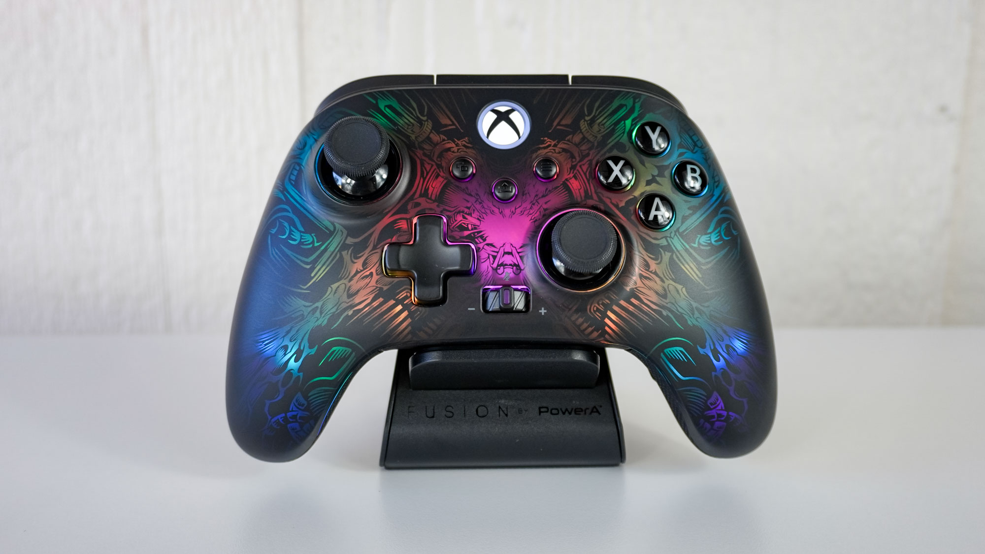 وحدة تحكم PowerA Fusion Pro اللاسلكية على حامل الشحن المغناطيسي الخاص بها مع تمكين إضاءة RGB