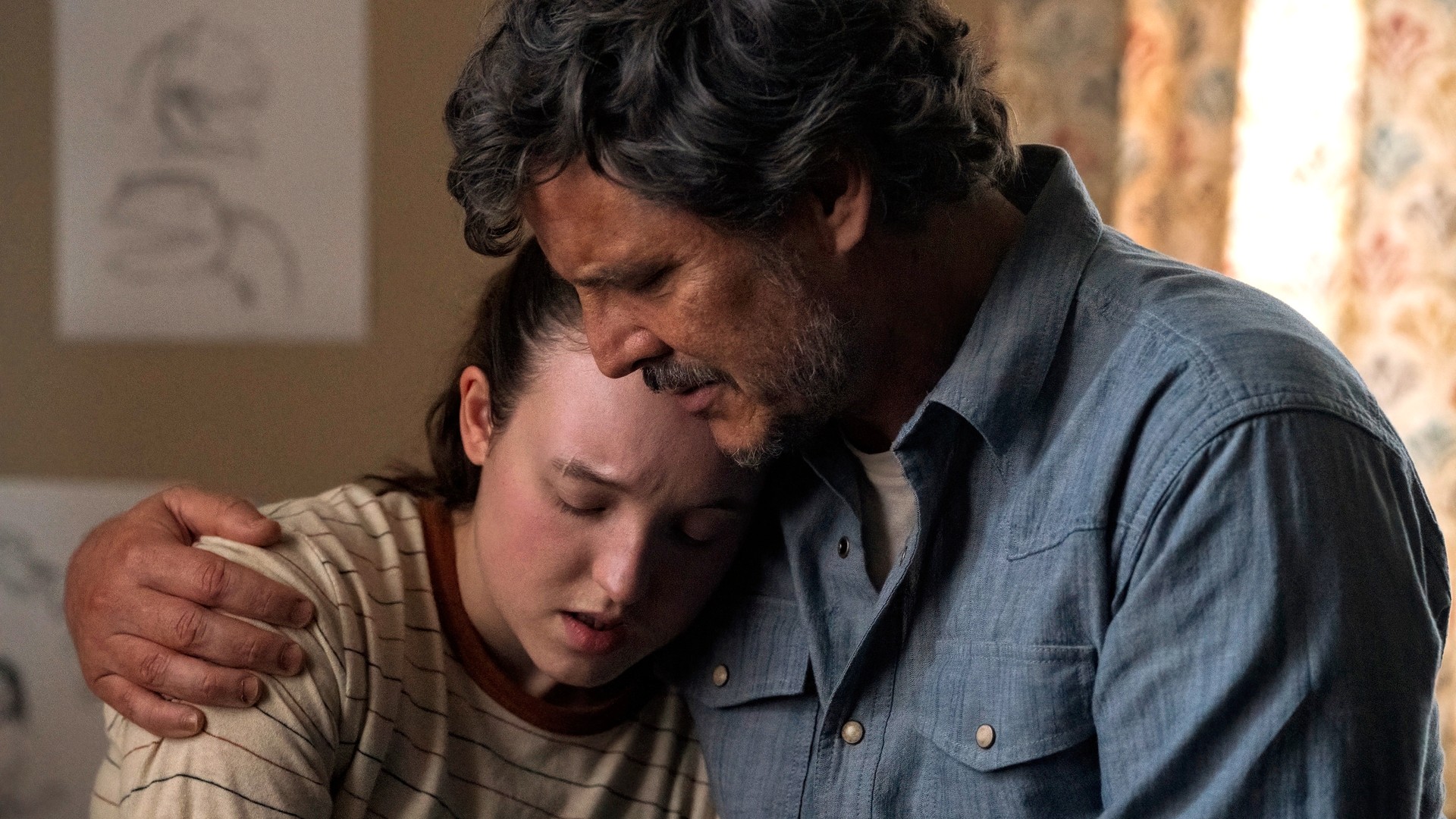 إيلي (بيلا رامزي) يحتضنها جويل (بيدرو باسكال) في الحلقة 6 من الموسم الثاني لمسلسل "The Last Of Us"