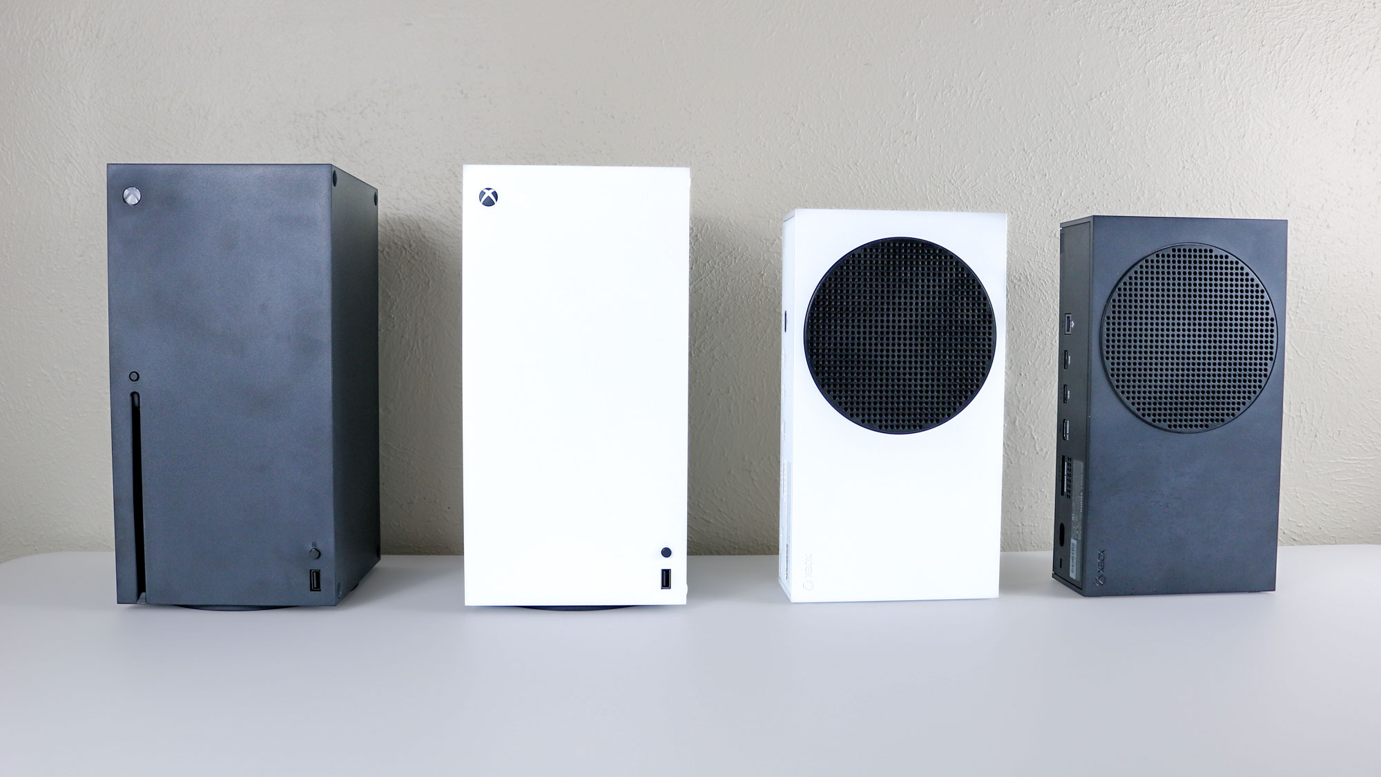 صورة لكلا إصداري Xbox Series X بجوار كلا إصداري Xbox Series S على مكتب