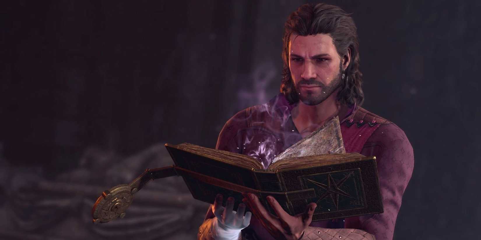 جال يقرأ كتابًا سحريًا في أجواء مظلمة