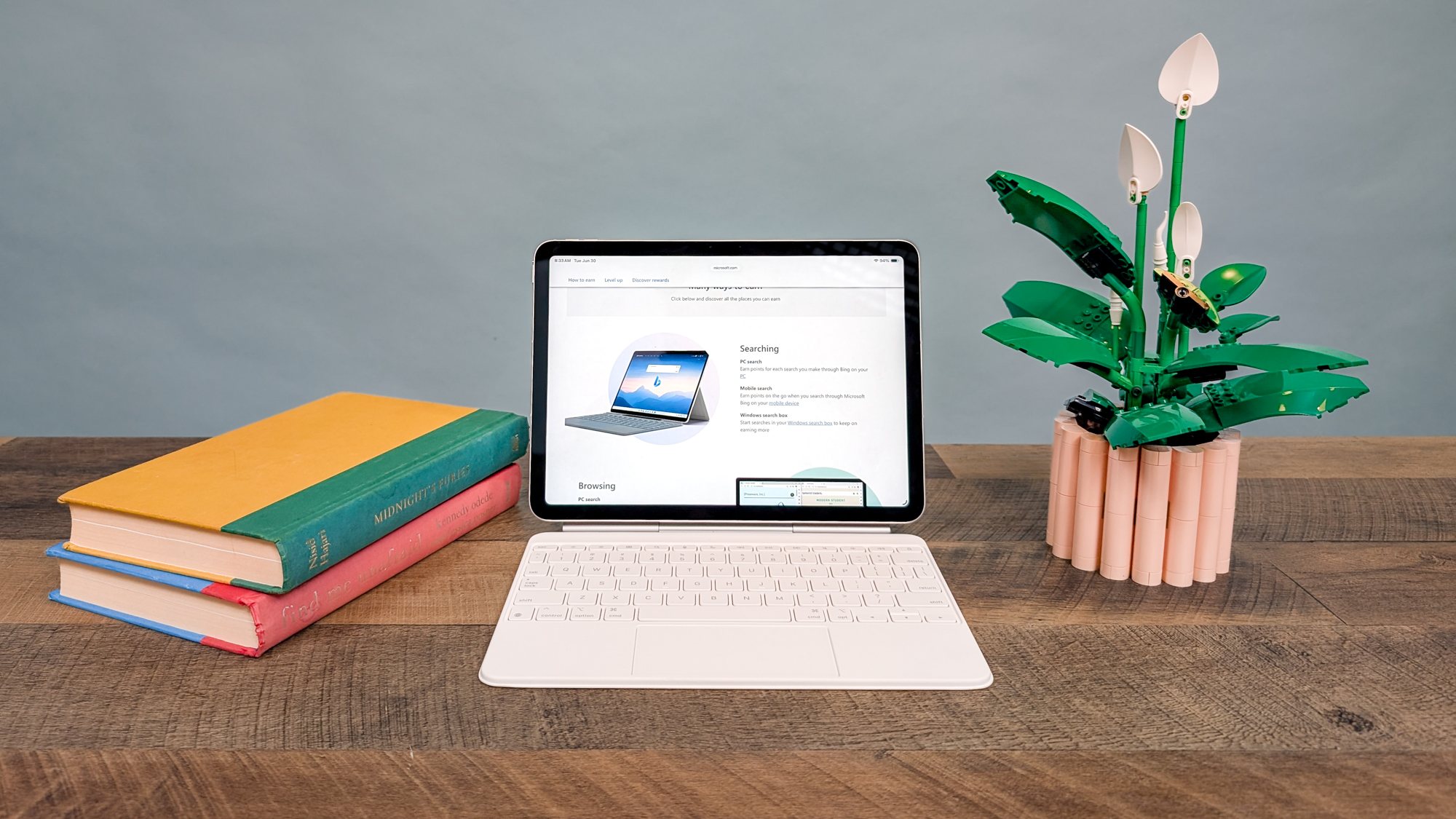 جهاز لوحي على طاولة يعرض كيفية عمل برنامج Microsoft Rewards