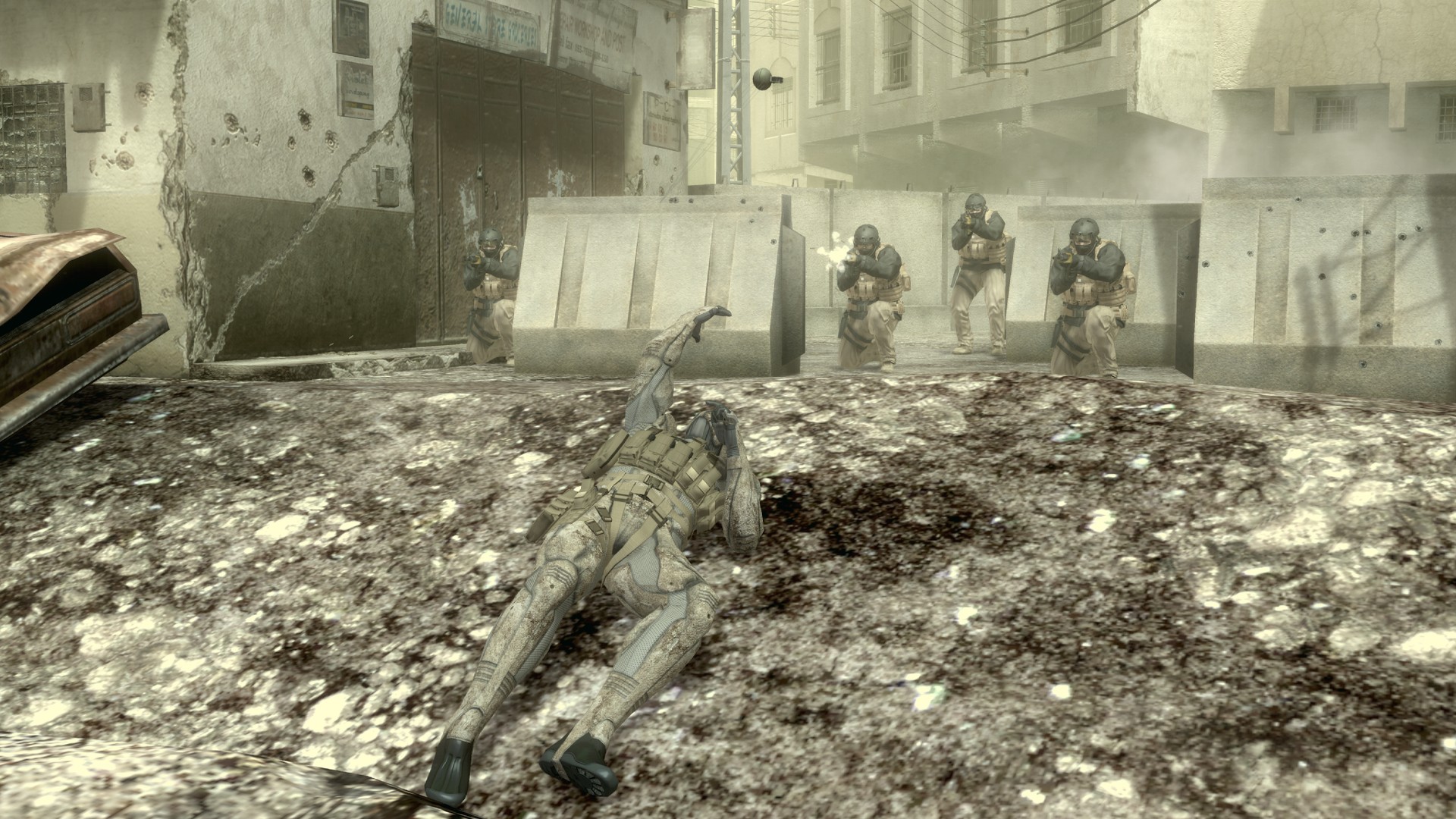 Old Snake يتسلل نحو الأعداء مستخدمًا OctoCamo في Metal Gear Solid 4