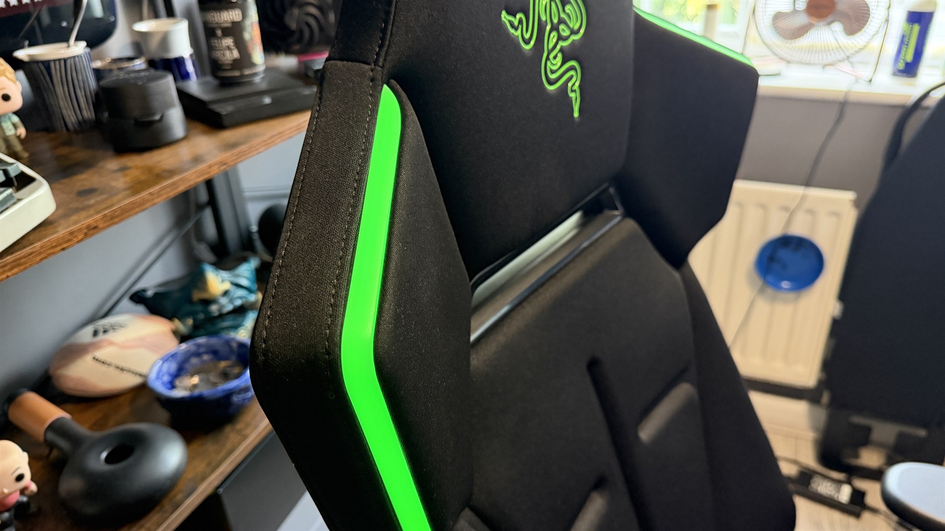 كرسي الألعاب Razer Soma Chroma مُعدّ أمام مكتب.