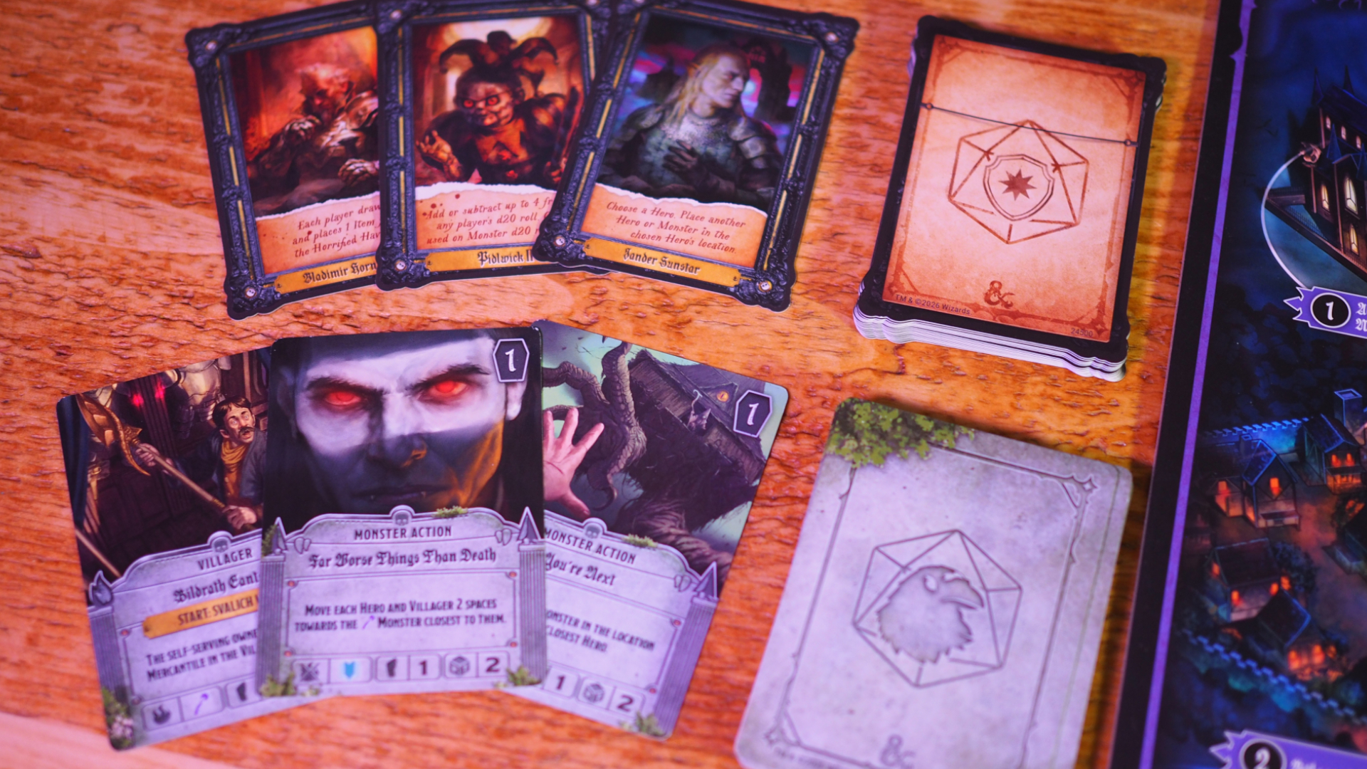 بطاقات من Horrified Ravenloft مصفوفة على سطح خشبي
