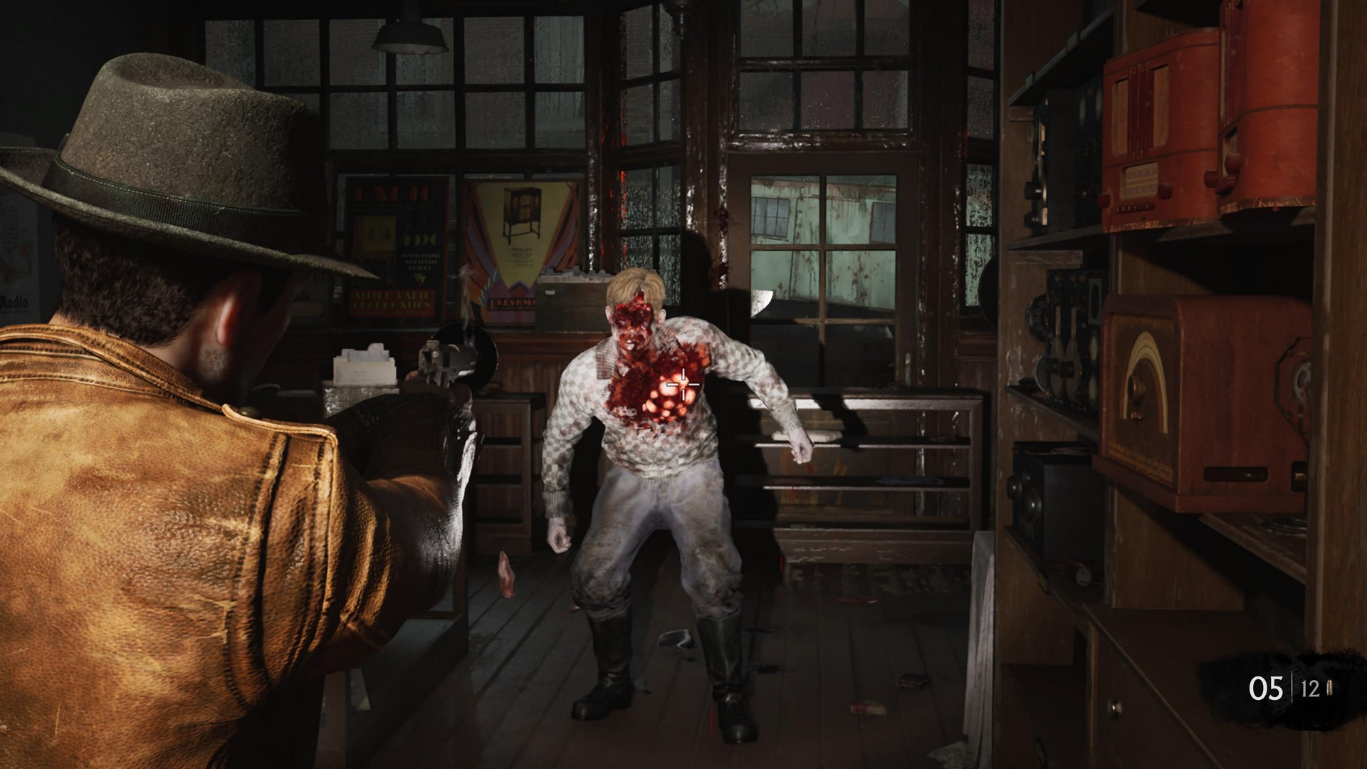 أحد كائنات سليذر (Slither Pawn) يقترب من كالفن في The Sinking City 2 بينما يصوبه بمسدس