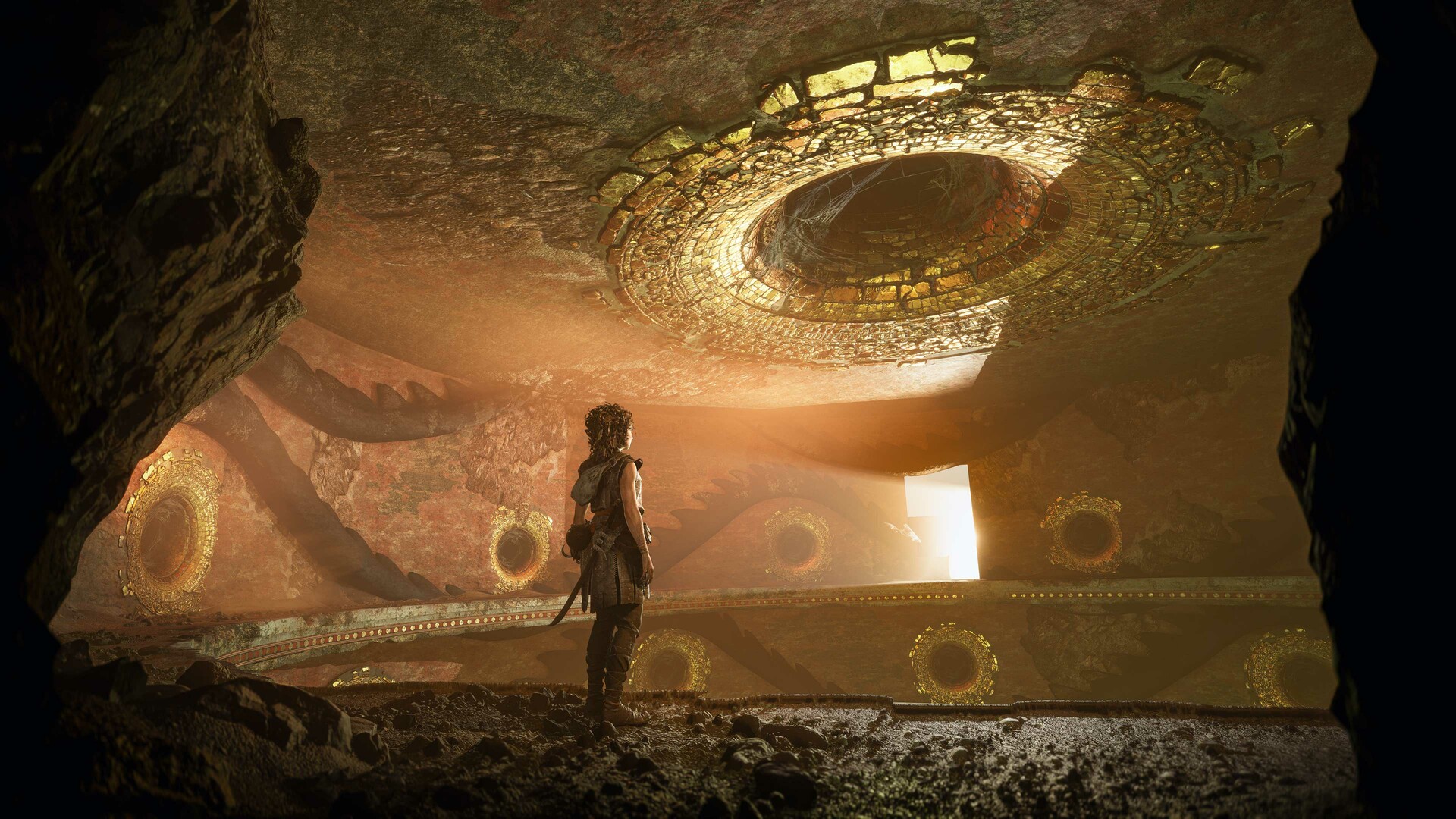 صوفيا، الشخصية الرئيسية في لعبة Resonance: A Plague Tale Legacy، تقف داخل كهف قديم.
