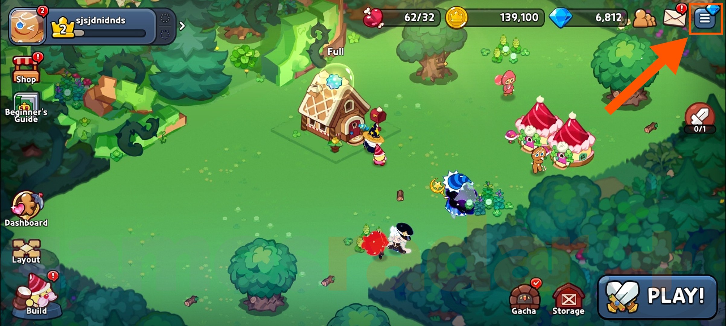 لقطة شاشة داخل اللعبة مع سهم يشير إلى زر القائمة، حيث يمكنك استبدال أكواد Cookie Run Kingdom.