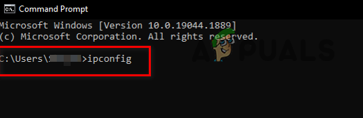 صورة توضح كتابة أمر ipconfig في Command Prompt