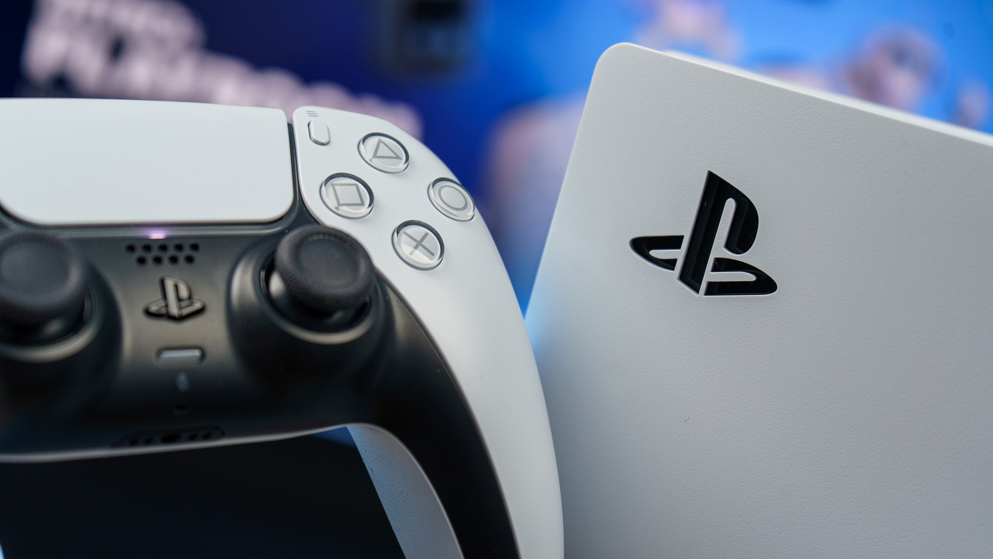 وحدة تحكم DualSense لجهاز PS5 بجانب جهاز PS5