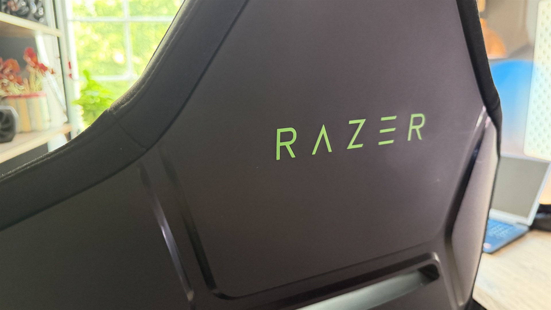 كرسي الألعاب Razer Soma Chroma مُعدّ أمام مكتب.