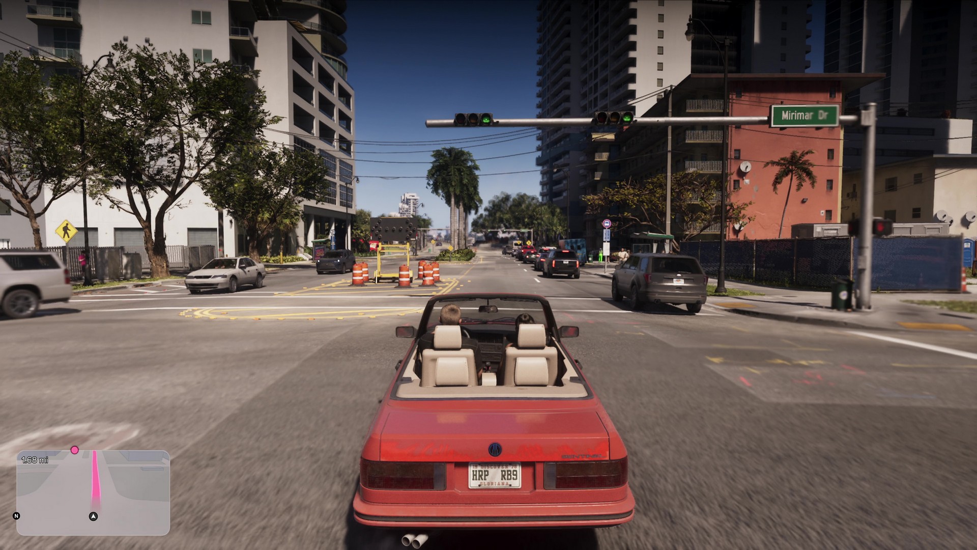 لوسيا وجيسون يقودان سيارتهما المكشوفة، من النظرة الموسعة للعبة GTA 6