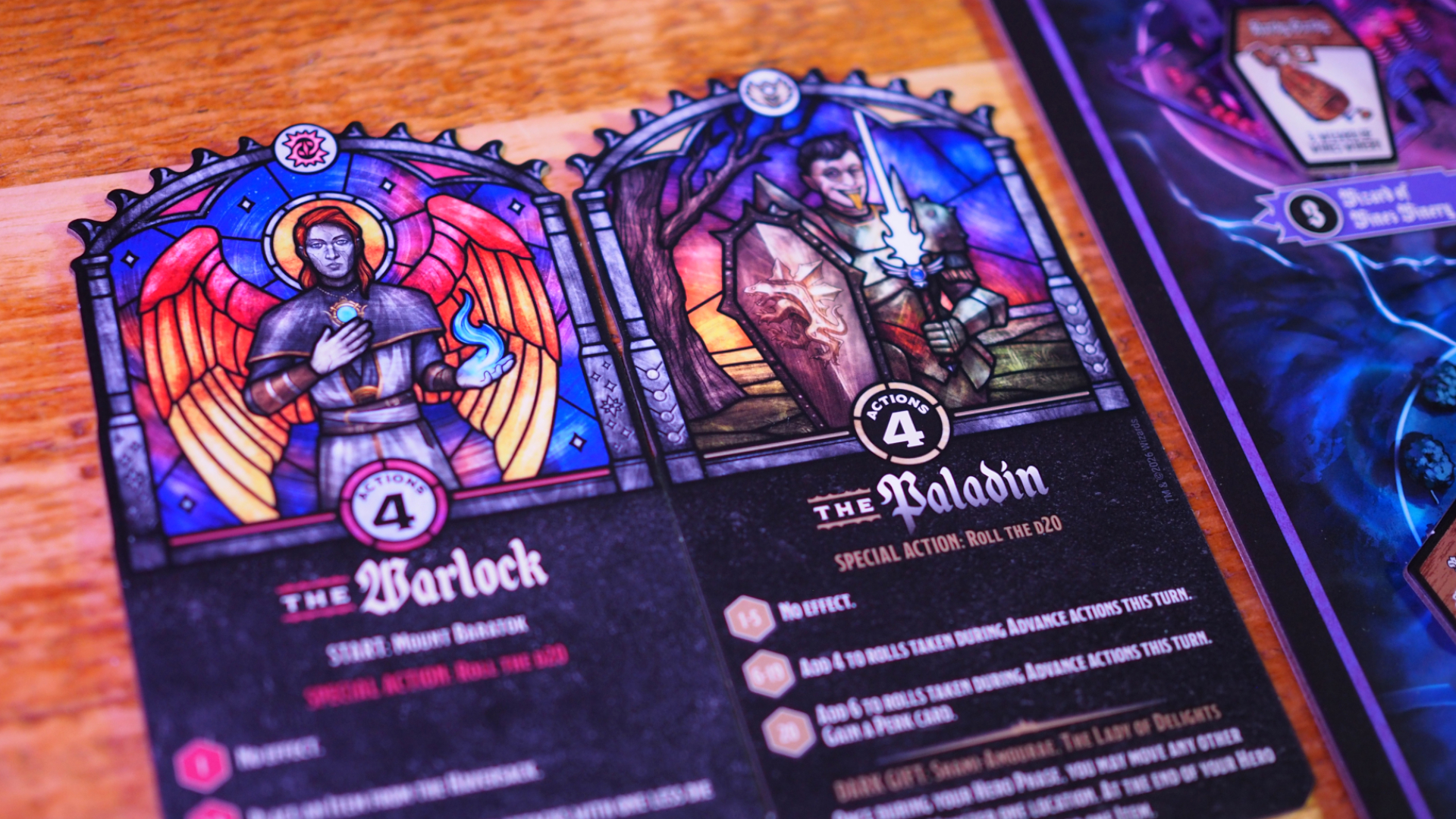 بطاقات شخصيتي Warlock و Paladin على سطح خشبي