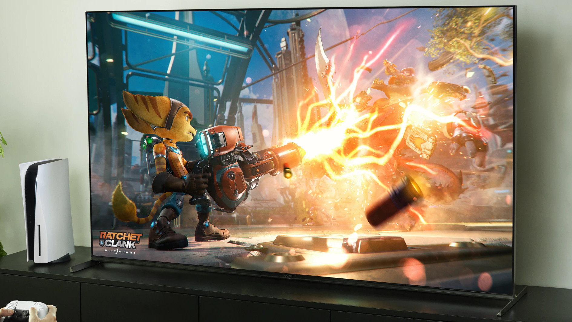 لعبة Ratchet & Clank تُعرض على جهاز PS5 وتلفاز Sony Bravia المخصص للألعاب.