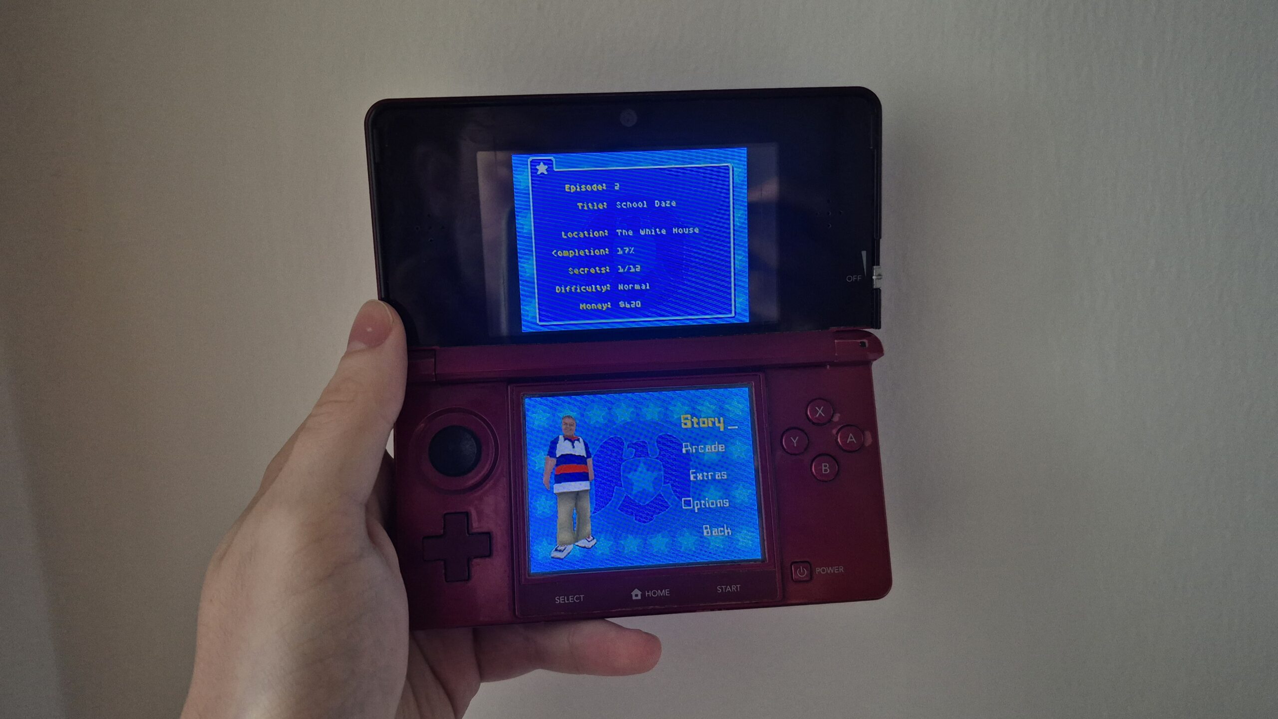 جهاز Nintendo 3DS مع عرض القائمة الرئيسية للعبة Cory in the House