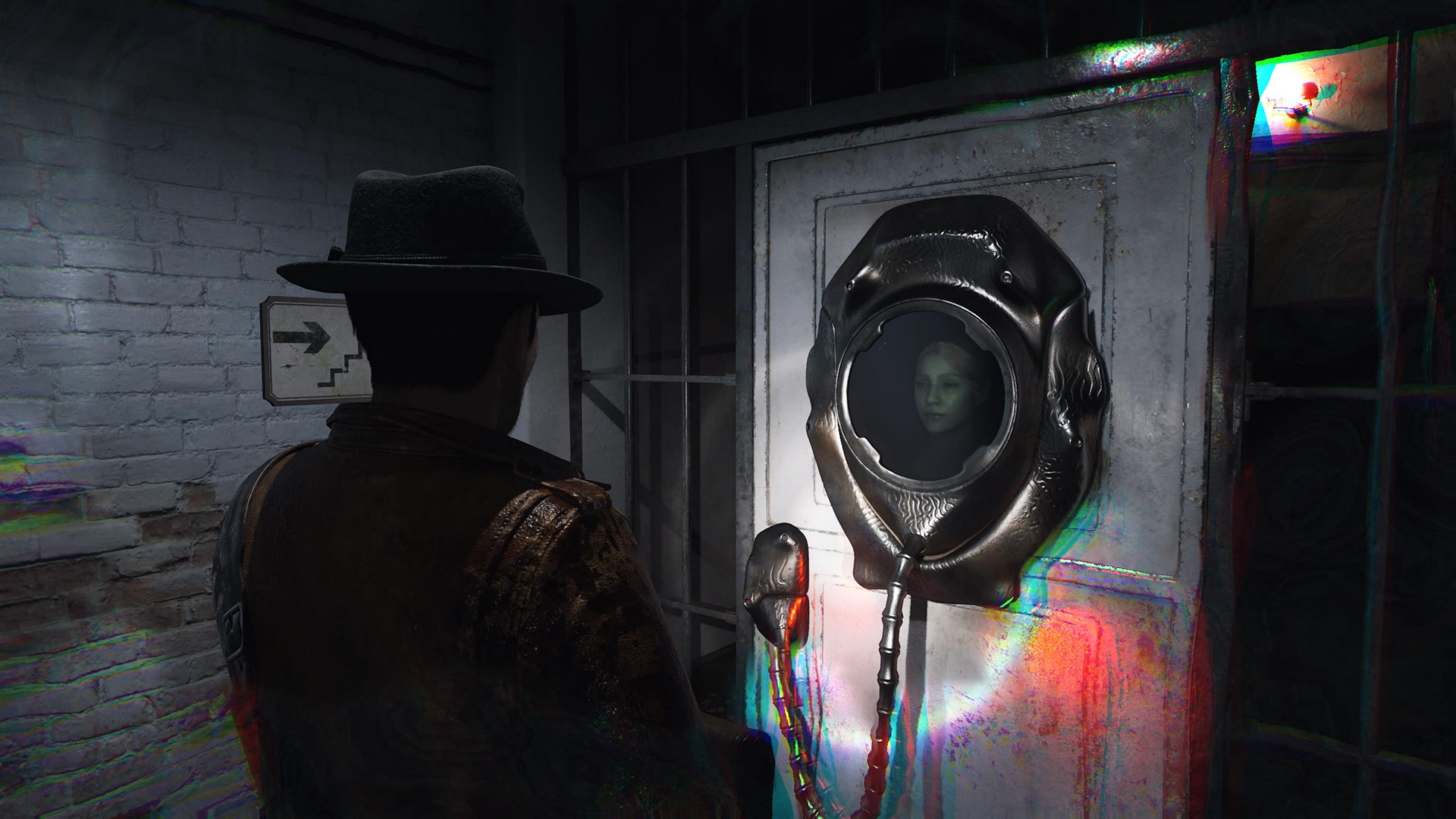 كالفن ينظر إلى باب مختوم بجهاز غريب يعرض شاشة عليها وجه امرأة في لعبة The Sinking City 2