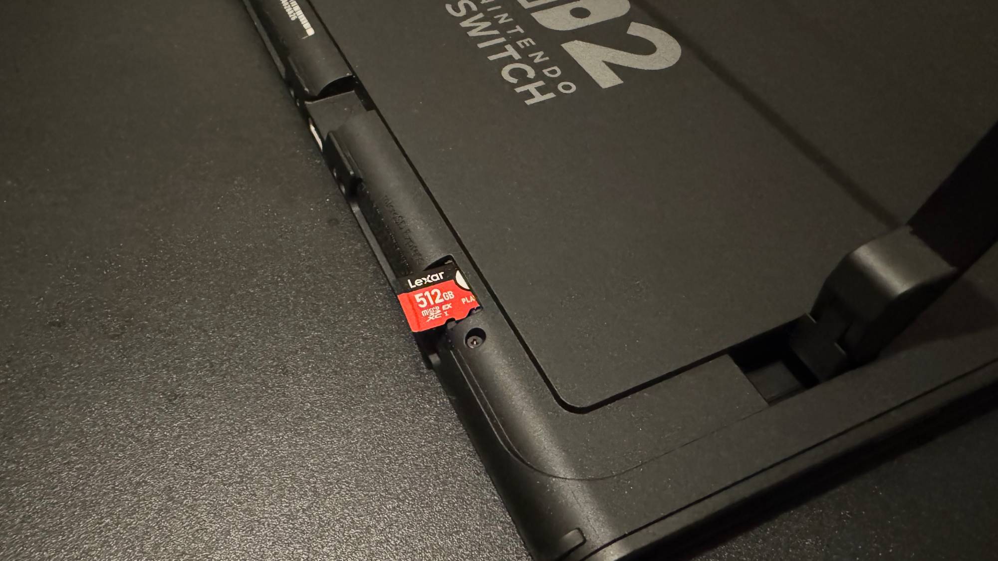 بطاقة Lexar Play Pro microSD Express داخل جهاز Nintendo Switch 2
