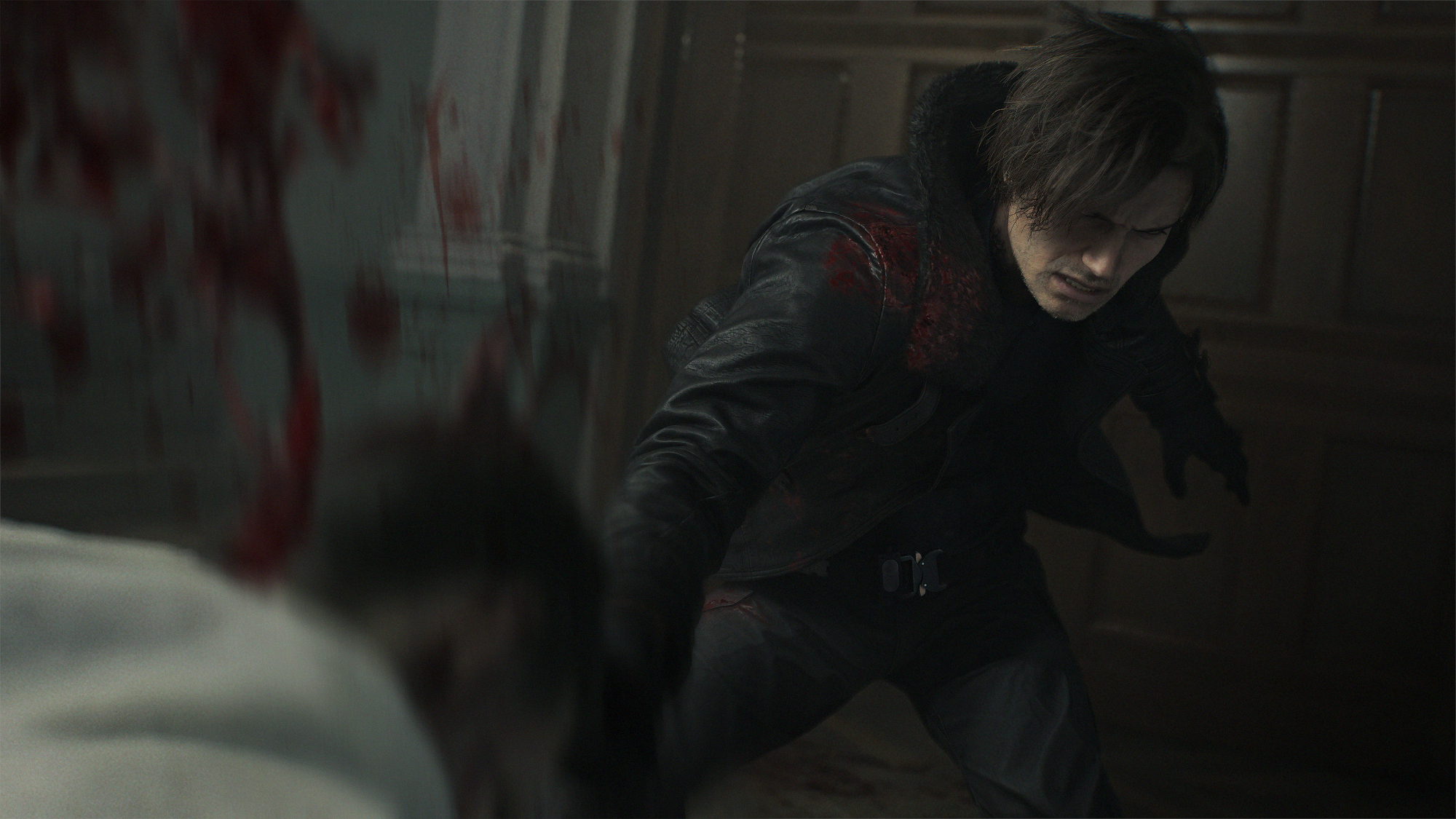 Resident Evil Requiem: ليون يستخدم حركة سريعة على زومبي.