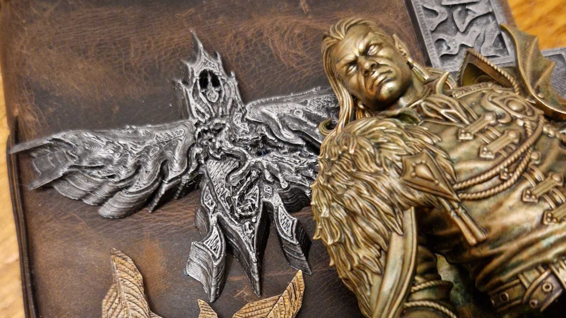 تمثال نصفي وشعار Curse of Strahd ملقيان على دفتر ملاحظات جلدي