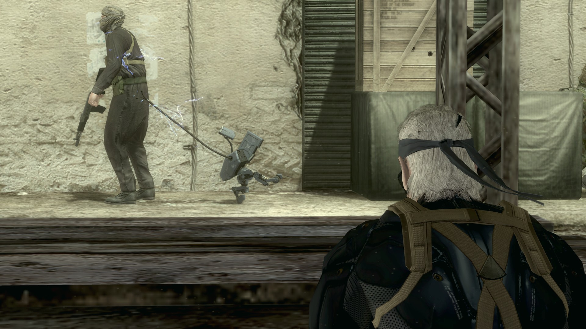 سنيك العجوز يستخدم Metal Gear Mk.II لصعق عدو غير متوقع