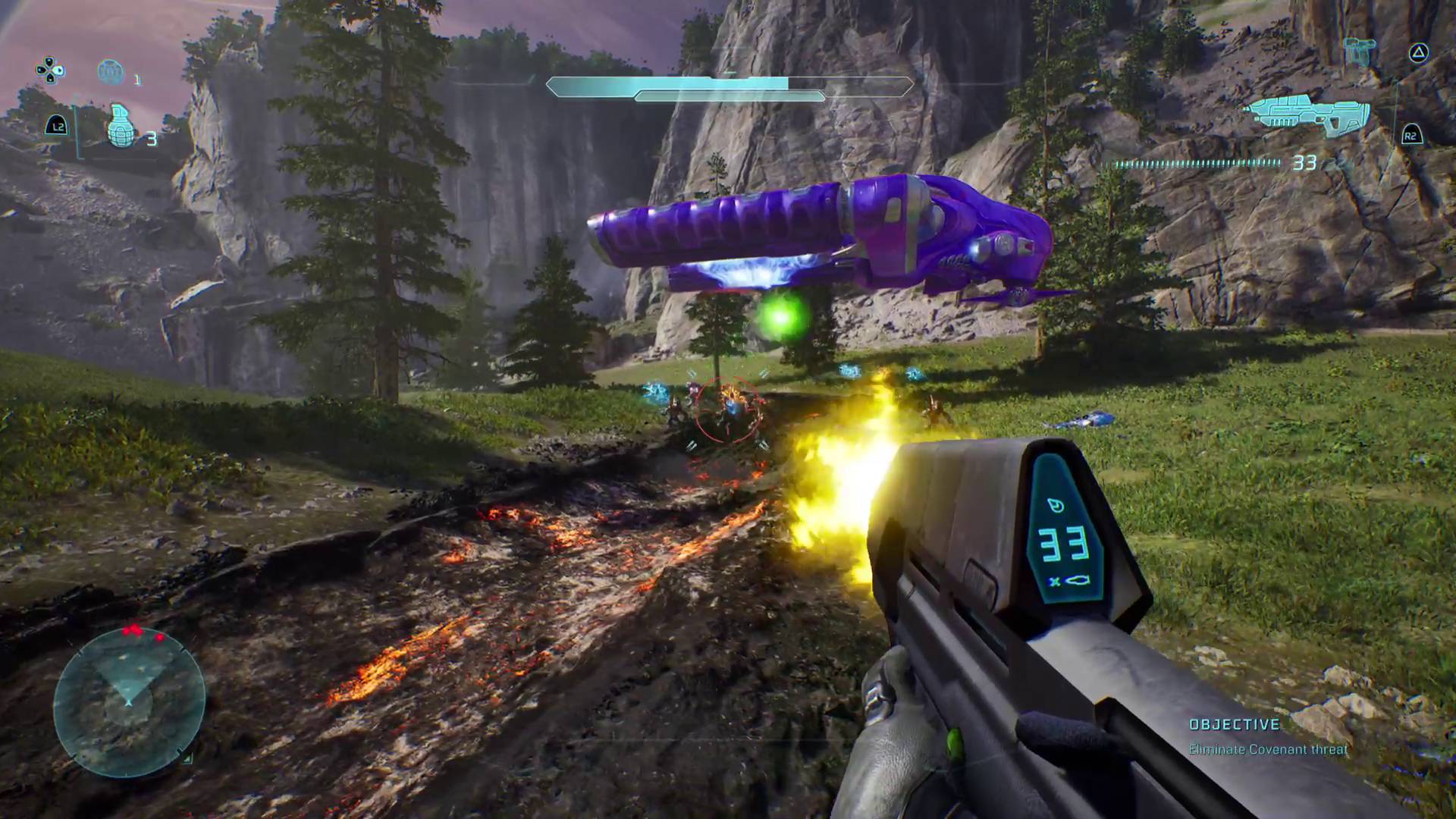 لاعب في Halo: Campaign Evolved يطلق النار على قوات Covenant بعد نزولهم من مركبة Spirit dropship على تل عشبي في أحد مستويات Halo