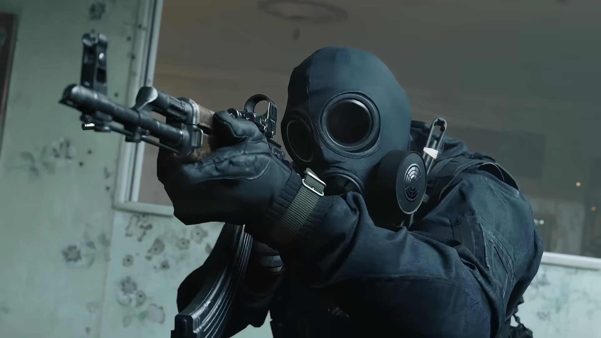 لقطة شاشة من بيتا Call of Duty Modern Warfare 4 من عرض عطلة نهاية الأسبوع الأول، تُظهر جنديًا يرتدي ملابس داكنة وقناع غاز وهو يصوب سلاحًا.