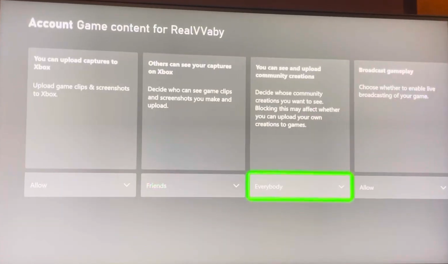 إعدادات خصوصية Xbox تعرض خيار You can see and upload community creations مضبوطًا على Everyone.