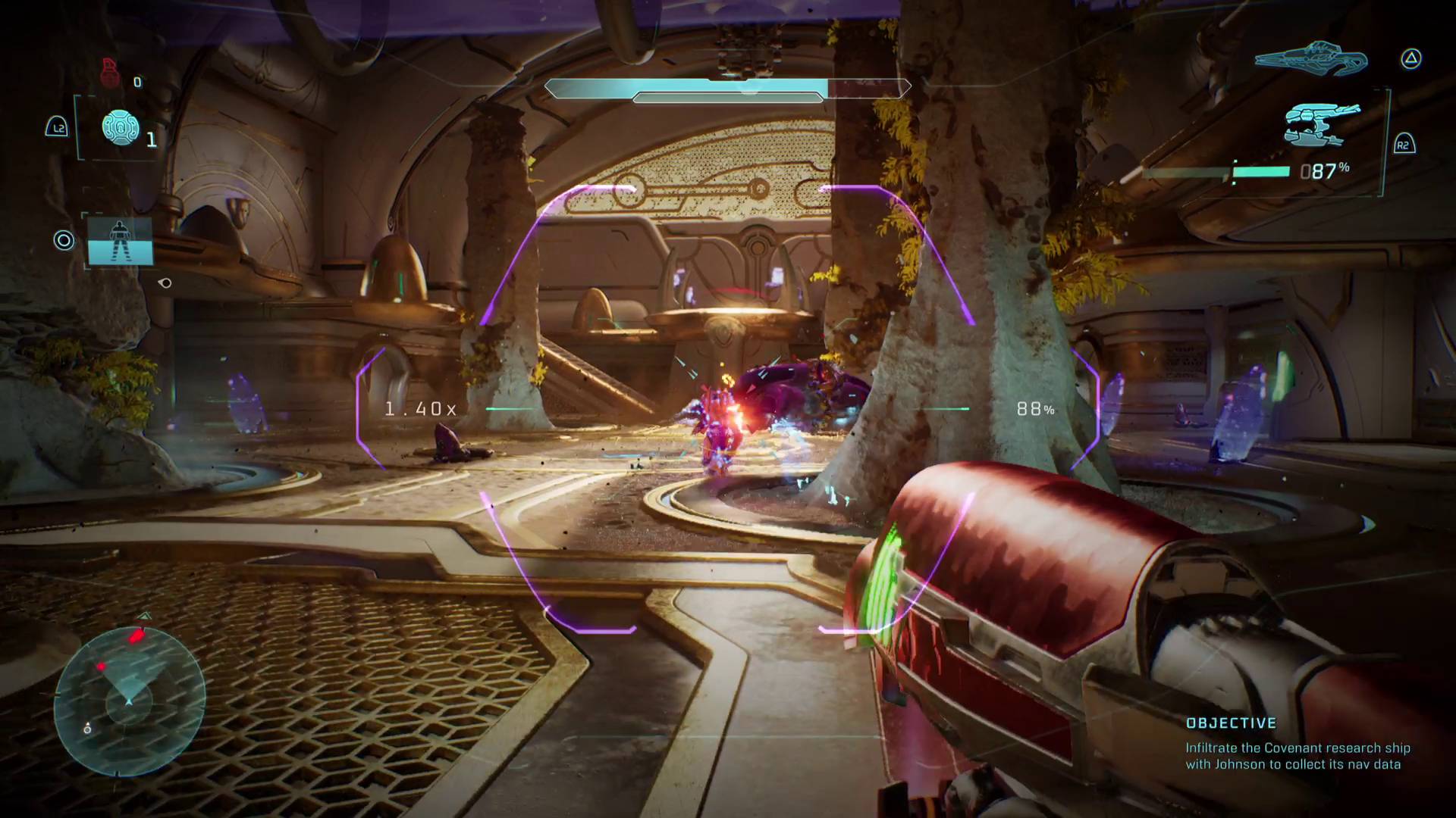 لاعب في Halo: Campaign Evolved يطلق النار على نخبة في غرفة تدريب باستخدام بندقية بلازما حمراء من نوع Brute خلال مهمة Boarding Action الإضافية